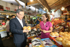 [포토] 최성준 방통위 위원장, 안양 박달시장 찾아