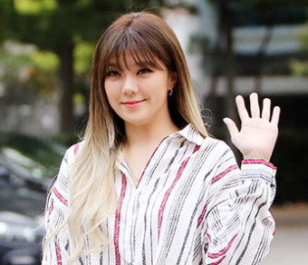 [뮤직뱅크 출근길] 김주나, 점점 예뻐지는 미모 이유는?…팬들 사랑 때문?
