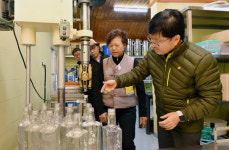[포토] 신원섭 산림청장, 산양삼 가공시설 현장 방문