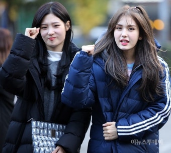 [뮤직뱅크 출근길] IOI 전소미-정채연, 깜찍한 화이팅 포즈… '남심 저격'