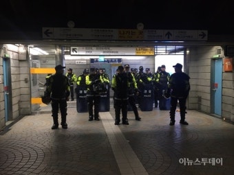 [이 시각 광화문] 청와대로 가는 경복궁역 출구 막는 경찰