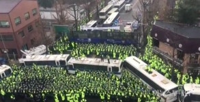 촛불집회 청와대 앞 200m 앞까지 경찰·차벽 가득… 청운동 주민센터 실시간 상황