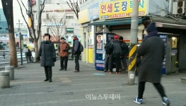 경기여흥인력 | [르포] 경기불황에 새벽 인력시장도 '전쟁터'