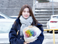 [포토] 전소미, 꽃을 든 여신… 수수한 졸업 패션 눈길 끌어