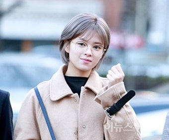 [뮤직뱅크 출근길] 트와이스 정연, 기운 쏟는 힘찬 화이팅 포즈