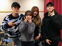 김창렬의 올드스쿨 산이, MC그리·새벽공방과 함께 찰칵… 브이 포즈로 활짝~