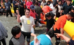 [포토]강진 봄바다서 개불 낙지잡이에 신난 관광객들