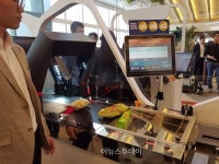 [지금 편의점은...] 손만 대면 OK...세븐일레븐 AI 무인 점포 시대 열다