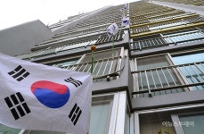 [포토] 현충일 태극기 게양한 강릉 아파트