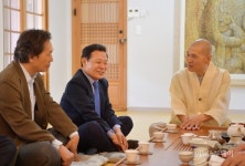 윤장현 광주시장, 지선스님 만나 민주화기념사업 논의