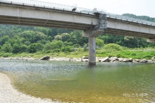 [포토] 가뭄으로 메말라 돌밭으로 변한 ‘인제 내린천’