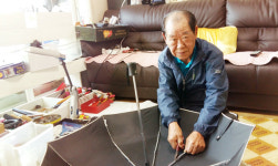 정가이버 할아버지, 고장난 우산 수리 척척