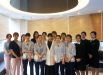 닥터손유나의원, 윤춘호 디자이너 제작 새 유니폼 착용…고품격 의료 서비스 실시