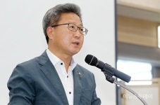 화성함백꽃농원 | [포토] 복지문화공간 '함백산 메모리얼 파크' 조성 계획 브리핑 중인 채인석 화성시장