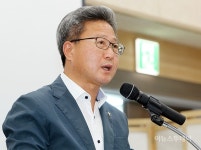 [포토] 화성드림파크 매향리 평화생태공원 관련 브리핑 중인 채인석 화성시장