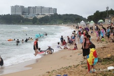 [포토] 속초해수욕장 폐장, 빗 속에서 즐기는 물놀이