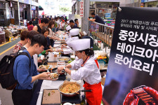 [포토] 삼척중앙시장, 문어요리 개발·시식회