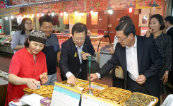 [포토] 전통시장 방문한 박춘섭 조달청장