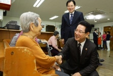 김영록 장관, 전남 지역 요양원 방문해 위문금 전달