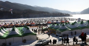 [르포]"짜릿한 손맛 느끼러 왔다"…4년만에 다시 돌아온 인제빙어축제