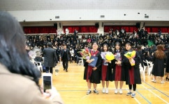 [포토] 동덕여자고등학교, 감동의 졸업식… “학우들과 마지막 셀카”