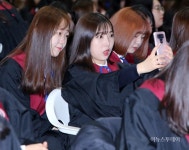 [포토] 동덕여자고등학교, 감동의 졸업식… “학우들과 마지막 셀카”