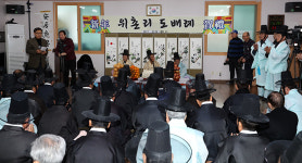 ‘400년 이어온 전통’…강릉 위촌리 도배례