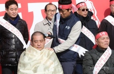 [포토] ‘삭발 투쟁’하는 홍태성 동강시스타 노조위원장