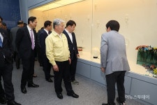 [포토] 삼척 도계 유리나라 둘러보는 김양호 시장