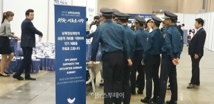 [포토] "인기 제품 받아가세요~!"… SPC그룹, MPC 현장 경찰 노고 응원