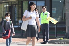 [포토] 염태영 수원시장 후보, 팔달구 횡단보도 교통봉사