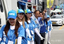 [포토] 민주당 최문순·최상기 후보 신명나는 선거 유세