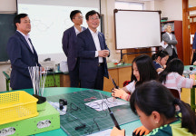 [포토] 성윤모 특허청장, 광주 광천초등 발명교육센터 방문