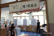 [포토] 대구 서구 북비산초등학교에서 투표권 행사하는 유권자