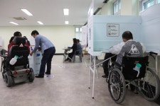 지방선거 투표율 오후 3시 50% 돌파…전남 61.4% 최고