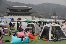 무더위 탈출 위한 도심 속 캠핑 나들이