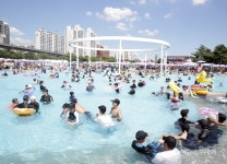 110년 만에 기록적인 폭염… '한강 수영장 인산인해'