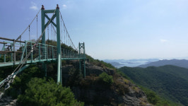 마산합포구, 안전한 출렁다리에서 적석산 풍광을 한눈에