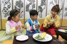 포스코 광양제철유치원, 추석 앞두고 송편 빚기