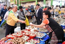 [포토] 김양호 삼척시장, 추석명절 전통시장 장보기
