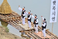 [포토] 소양강서 펼쳐진 인제뗏목 시연