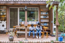 “작은책방 어디까지 가봤니?”...강원도 산골 속, 폐철로 위, 텃밭 한가운데