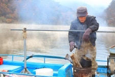 [포토] 인제 소양강 장작불로 몸녹이는 어민