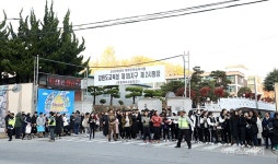 [포토] 동해 북평여고 시험장으로 들어가는 수험생들