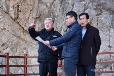 [포토] 김양호 삼척시장, 초곡 용굴 촛대바위 해안길 점검