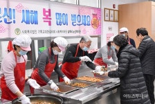 [포토] 김양호 삼척시장 노인복지회관 배식 봉사