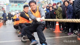 [포토] ‘화천서 정월대보름 만끽’…다채로운 민속놀이 행사
