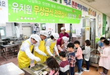 김충섭 김천시장, 유치원 무상급식 전면시행 현장찾아 봉사활동