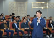 권영진 일일 경북도지사, 도청직원 대상 특강...오만과 편견에서 벗어나야