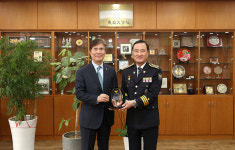 한석정 동아대 총장, 부산 사하경찰서 감사패 받아